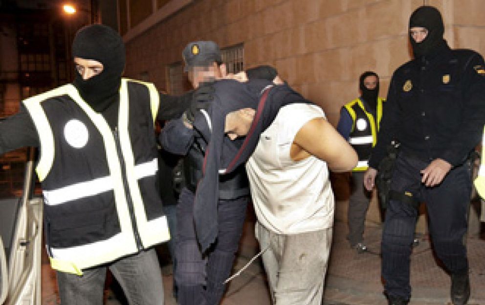Foto: La Policía detiene a 17 personas en Bilbao por financiar la red Al Qaeda en el Magreb