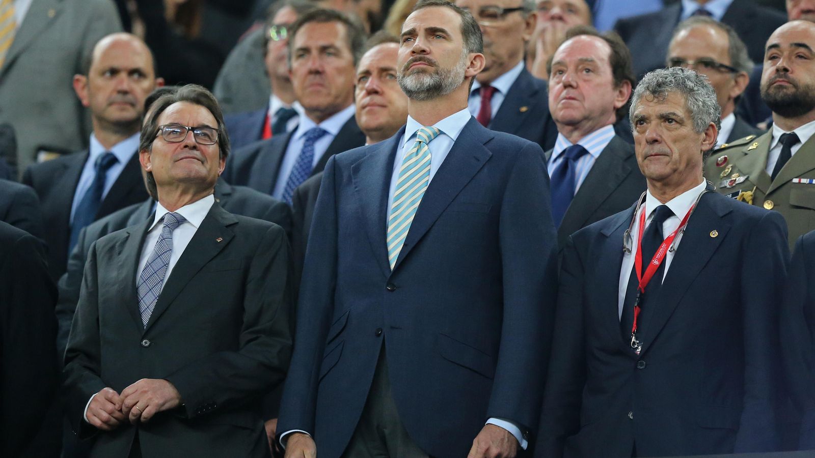 Foto: Artur Mas, junto al Rey Felipe VI y Ángel María Villar, sonríe mientras el himno nacional es pitado en la última final de Copa (Reuters)