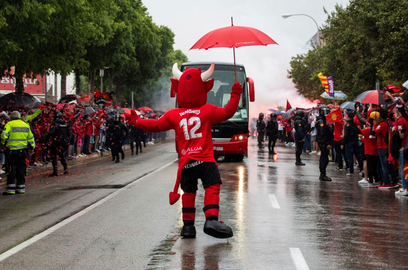 Aficionados del Mallorca reciben al autobús con los jugadores durante las celebraciones del ascenso a Primera. (EFE)