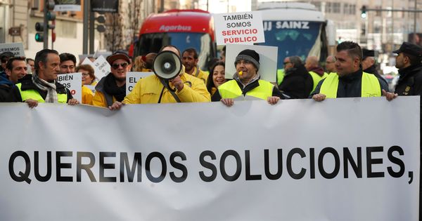 Foto: Conductores de autocares independientes discrecionales de Madrid, durante una protestas por Madrid Central. (EFE)