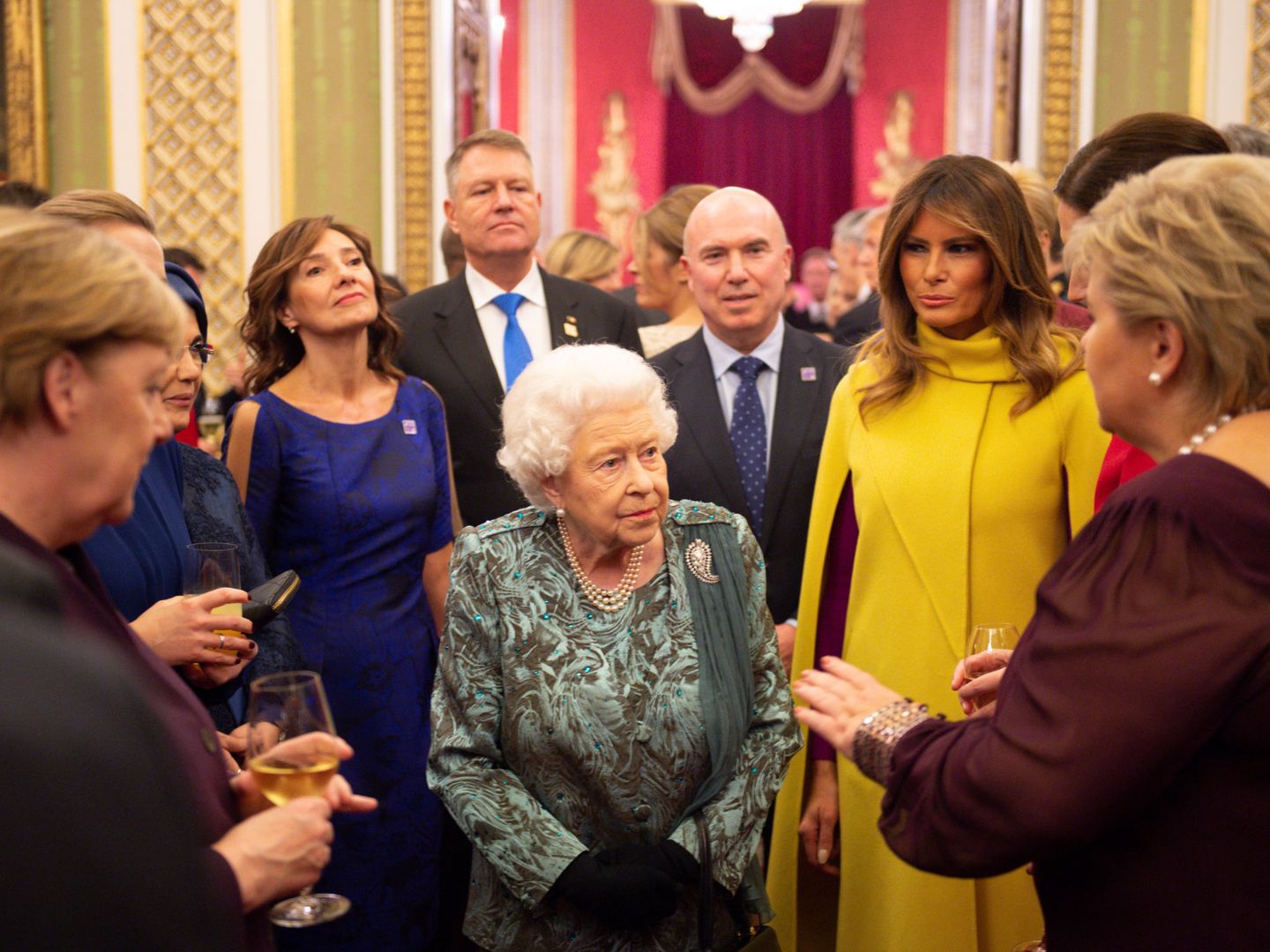 La reina Isabel, junto a Melania Trump. (Reuters)