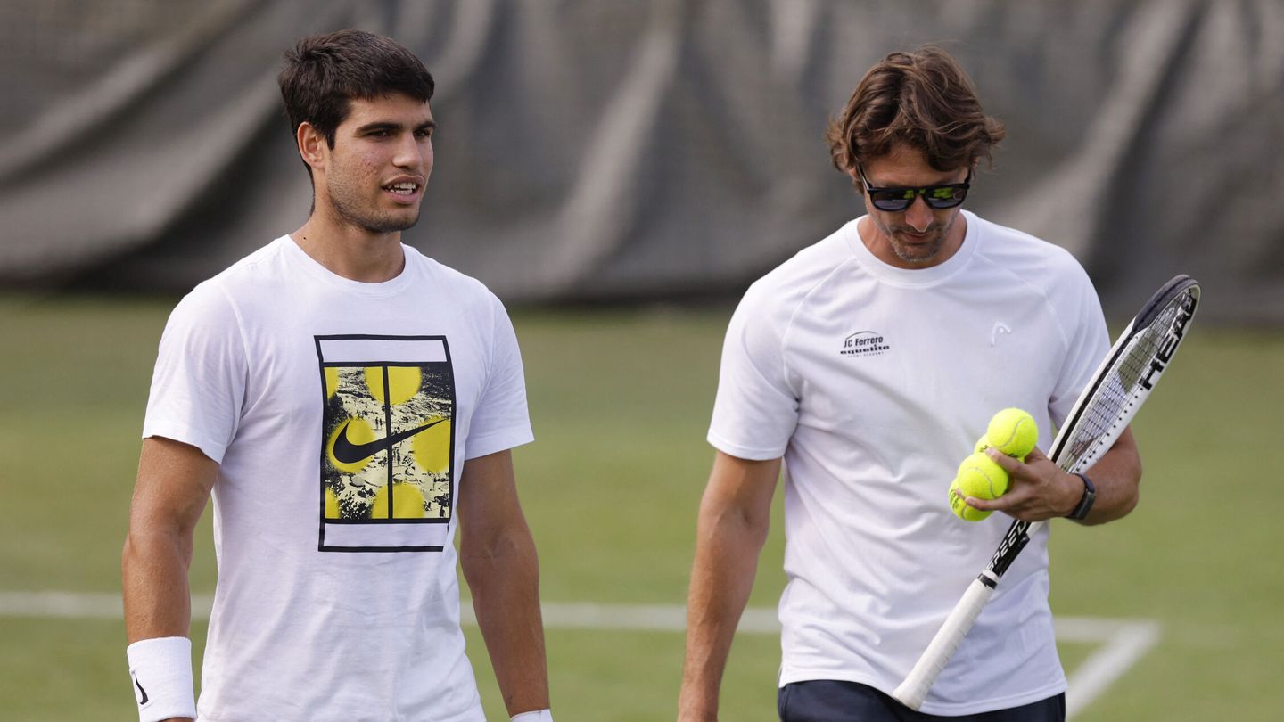Alcaraz, junto a Juan Carlos Ferrero. (Reuters/Andrew Couldridge)