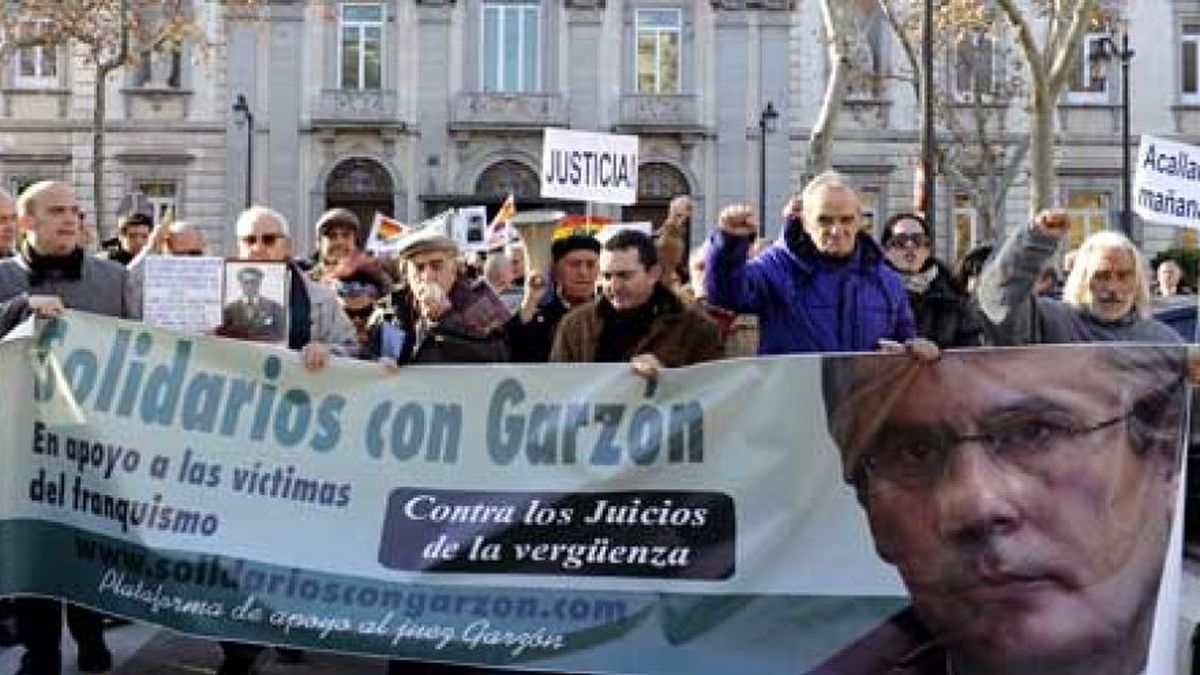 Garzón llega al Supremo entre los aplausos de sus partidarios
