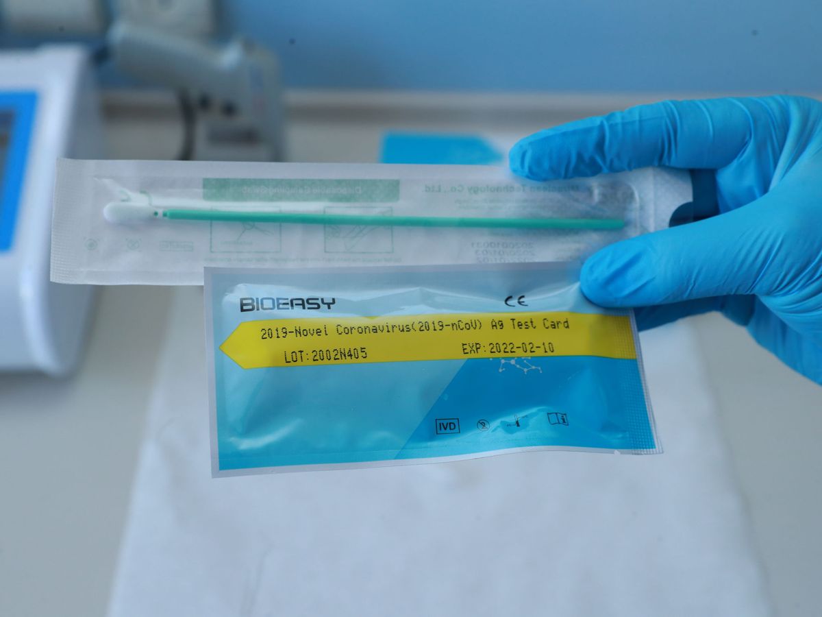 Foto: Kit completo con material para hacer un test rápido de coronavirus (Reuters)