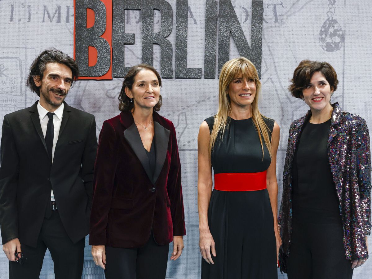 Foto: La exministra de Industria, Reyes Maroto, y Begoña Gómez, esposa del presidente del Gobierno, a su llegada al estreno mundial de la serie 'Berlín'. (EFE/Juanjo Martín)