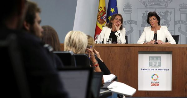 Foto: La portavoz del Gobierno en funciones, Isabel Celaá (d), junto a la ministra de Transición Energética y Medio Ambiente, Teresa Ribera. (EFE)