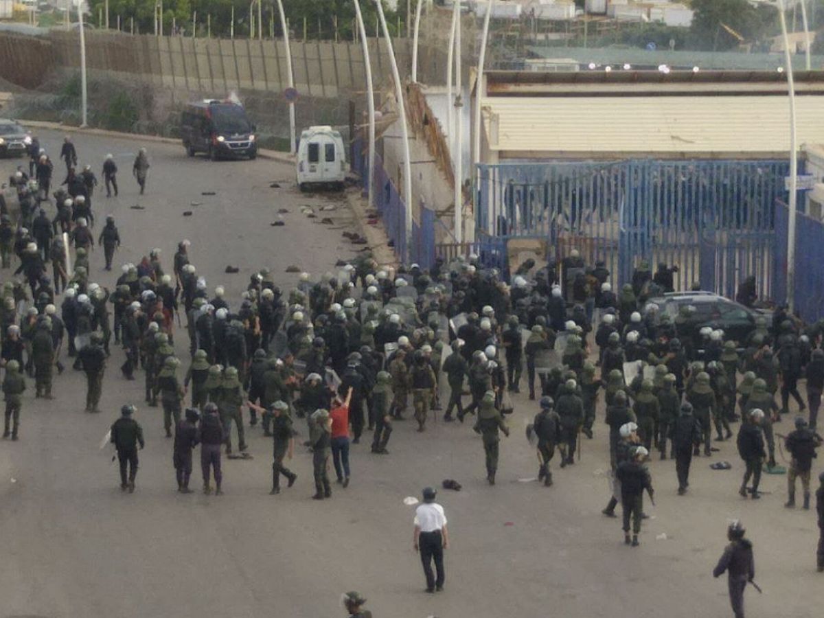 Foto: Cientos de inmigrantes intentan cruzar la valla en Melilla. (EFE)