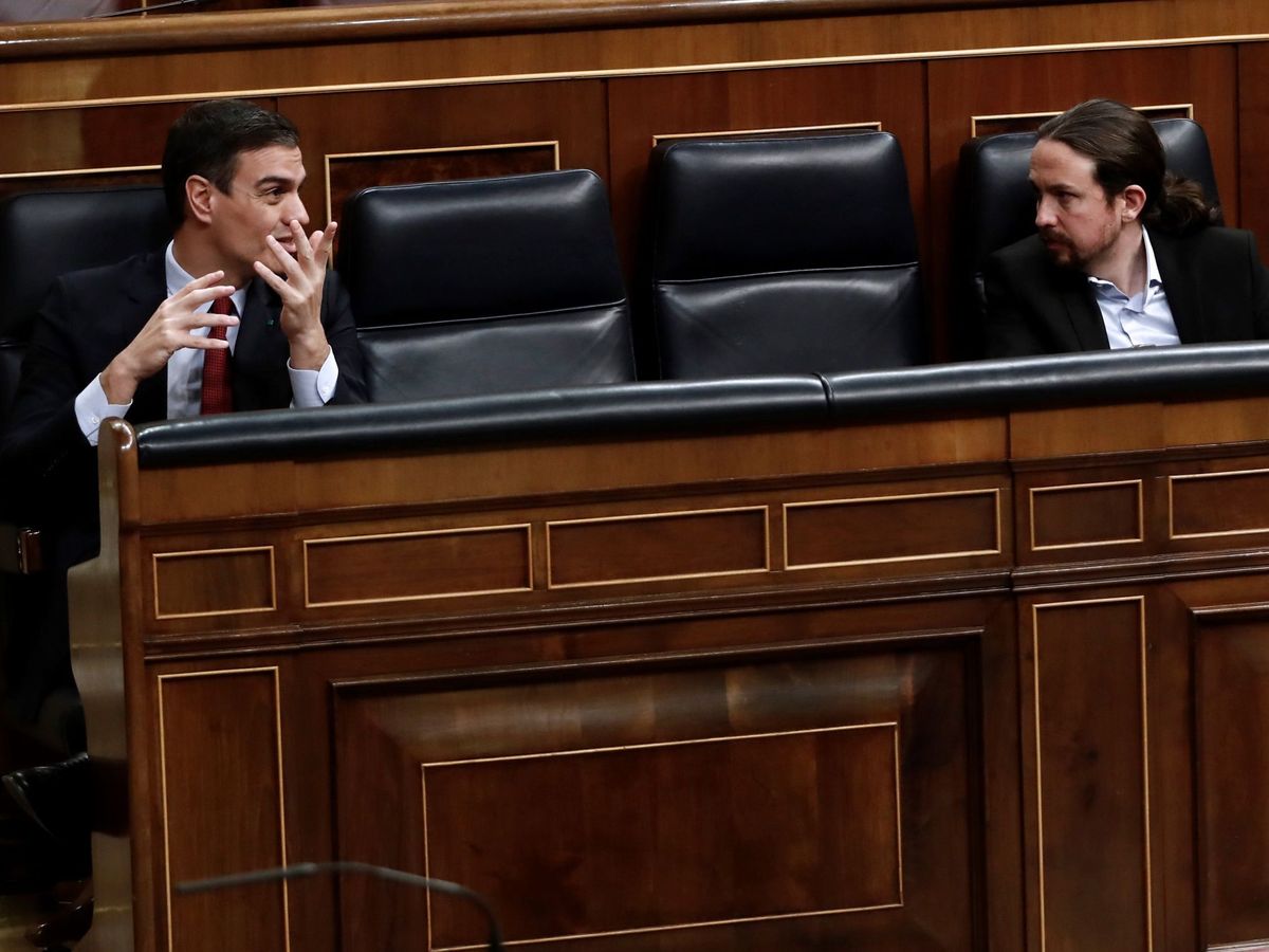Foto: El presidente del Gobierno, Pedro Sánchez (i), y el vicepresidente de Derechos Sociales, Pablo Iglesias, durante el pleno del Congreso. (EFE)
