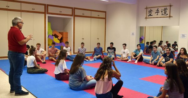 Foto: El profesor Eduardo Blesa, el pasado jueves, en la clase de 'Mindfulness' en el colegio La Asunción de Málaga. (T. G.)