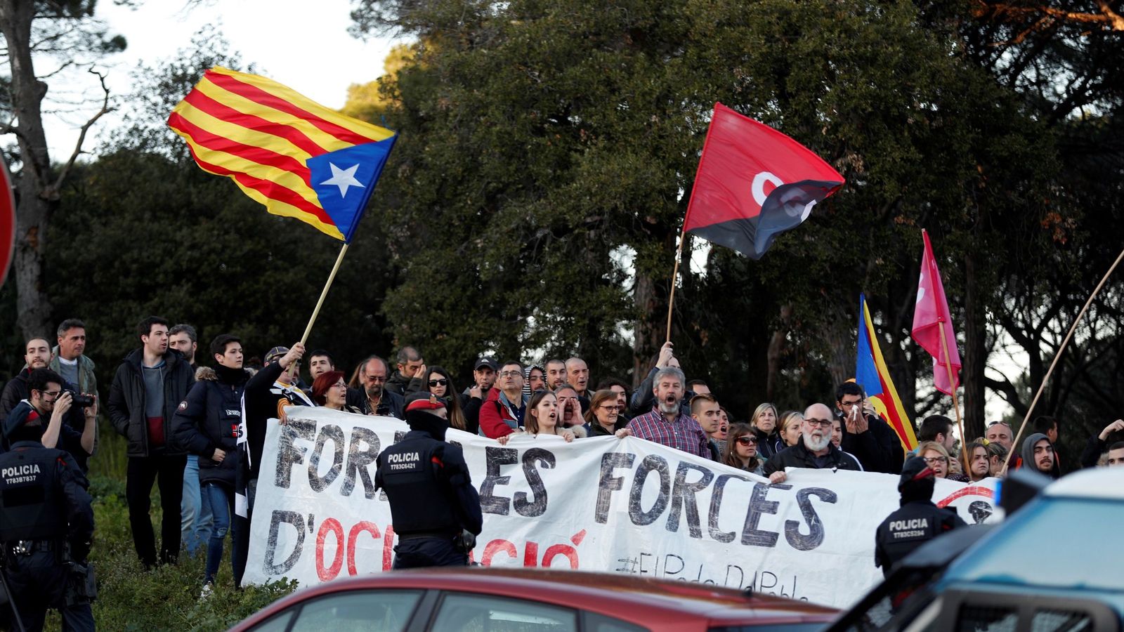 Foto: Miembros de la CDR bloquean varias calles en localidades de Cataluña este fin de semana. (EFE)