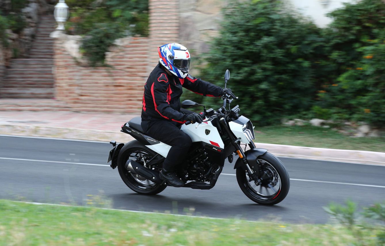 La PM-01 es una moto compacta y ligera, fácil de manejar, que da confianza y es ideal para los que se inician en las motos.