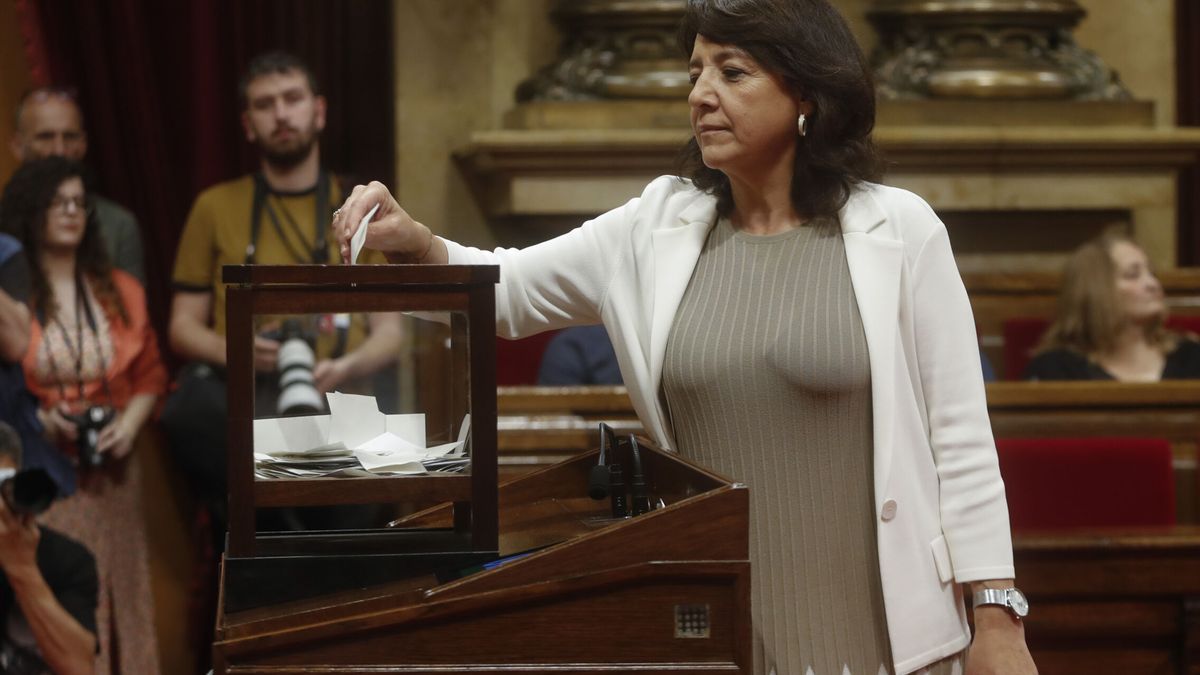 La nueva presidenta del Parlament, Anna Erra, se estrena en el cargo con saludo a Puigdemont