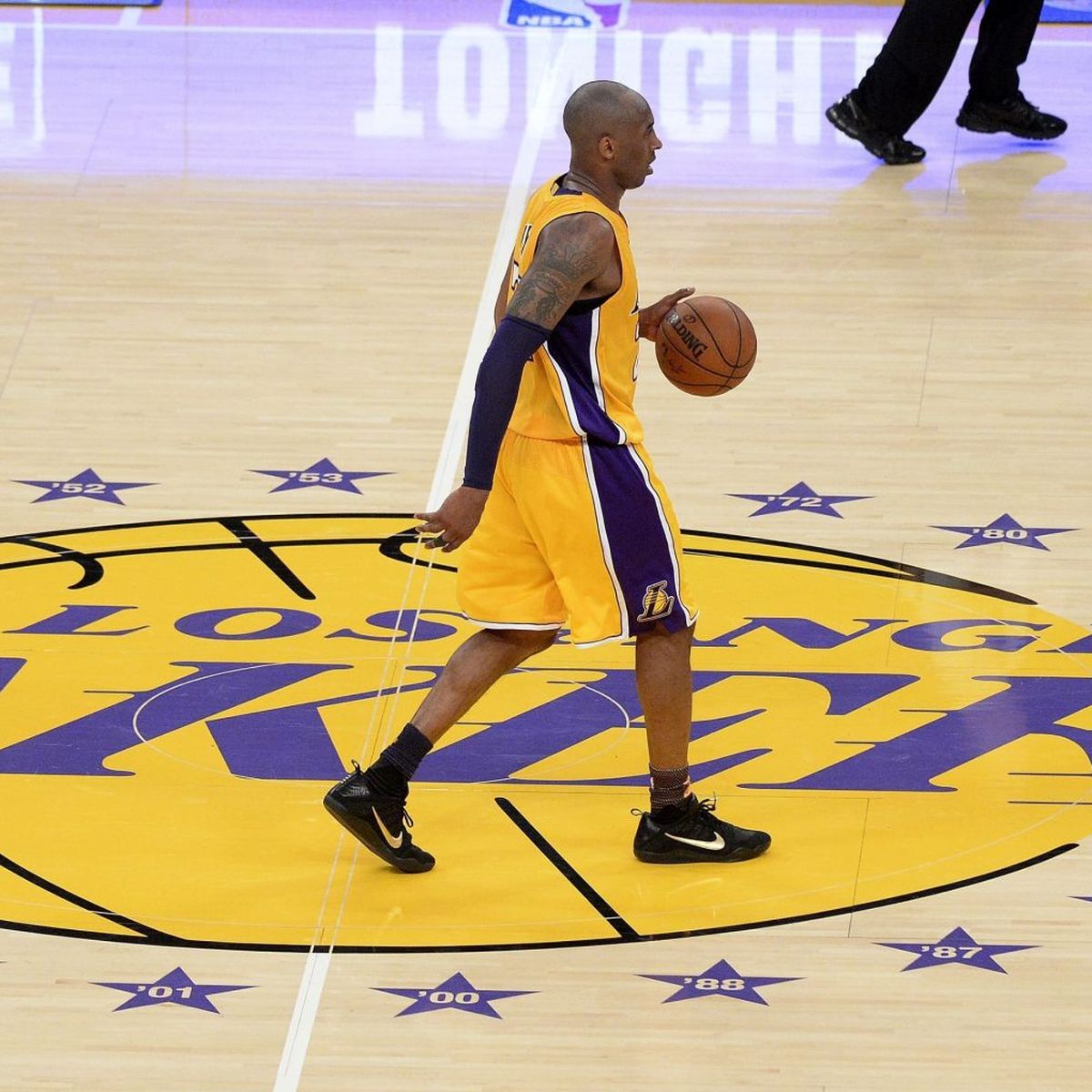 Kobe Bryant hace historia incluso retirado: los Lakers retirarán dos camisetas