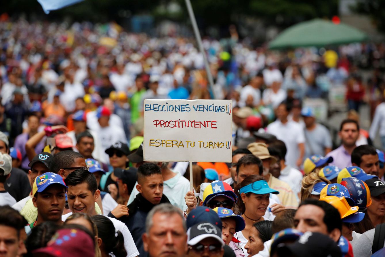 Protesta de opositores contra el Gobierno de Nicolás Maduro, en Caracas. (Reuters)