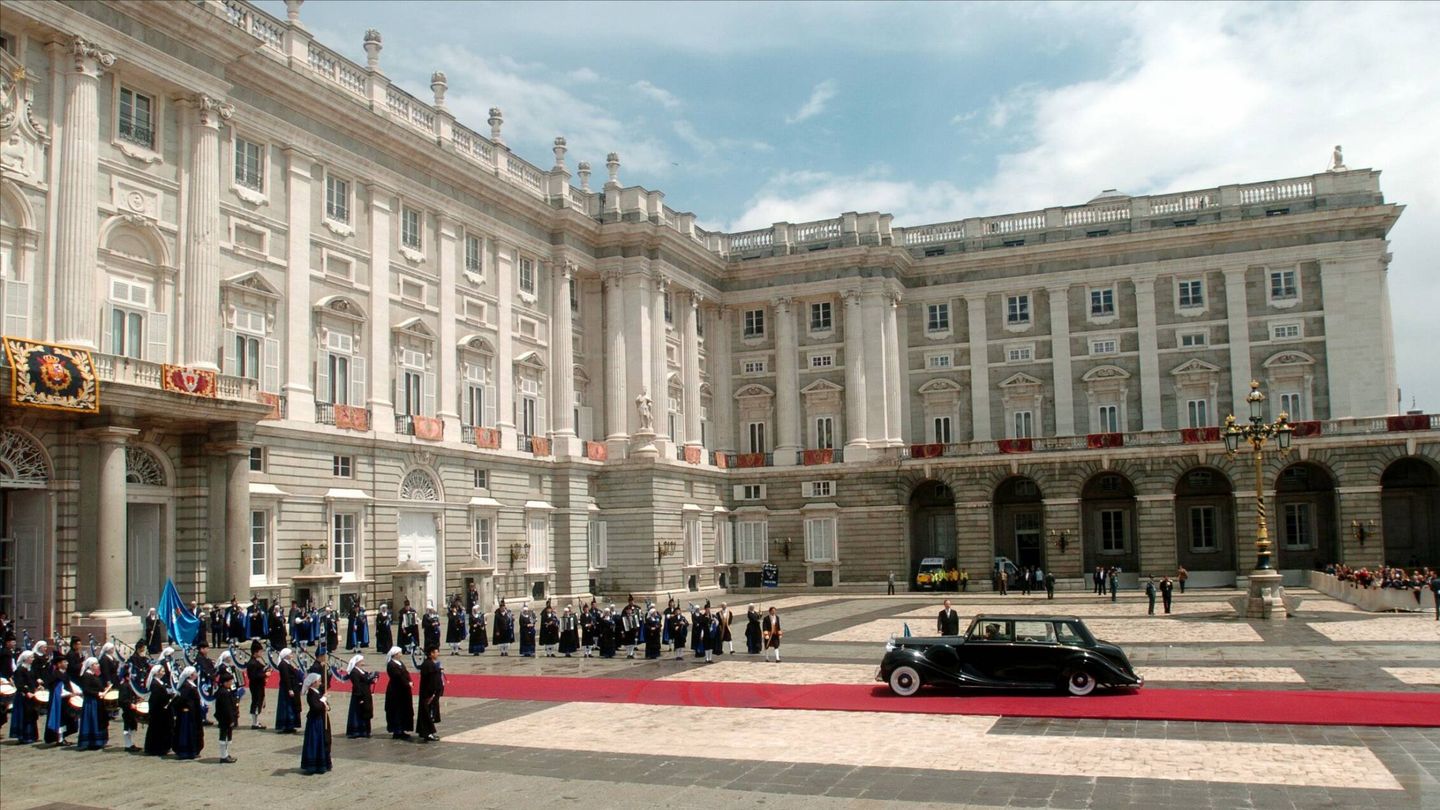 Vista general del Palacio Real, a la llegada de los novios, el día de la boda. (Gtres)