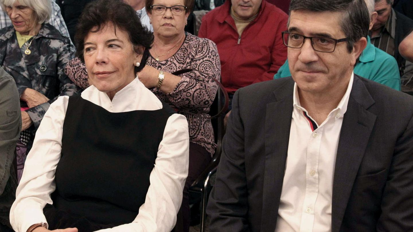 Patxi López, con la exconsejera y nueva ministra de Educación Isabel Celaá, en 2015. (EFE)