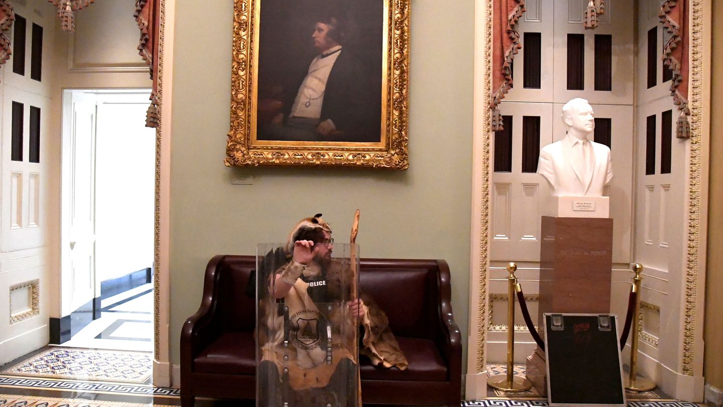 Un simpatizante del presidente Donald Trump tras asaltar el Capitolio. (Reuters) 