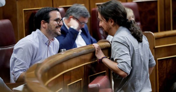 Foto: El coordinador federal de IU, Alberto Garzón (i), y el líder de Podemos, Pablo Iglesias, durante un pleno del Congreso. (EFE)