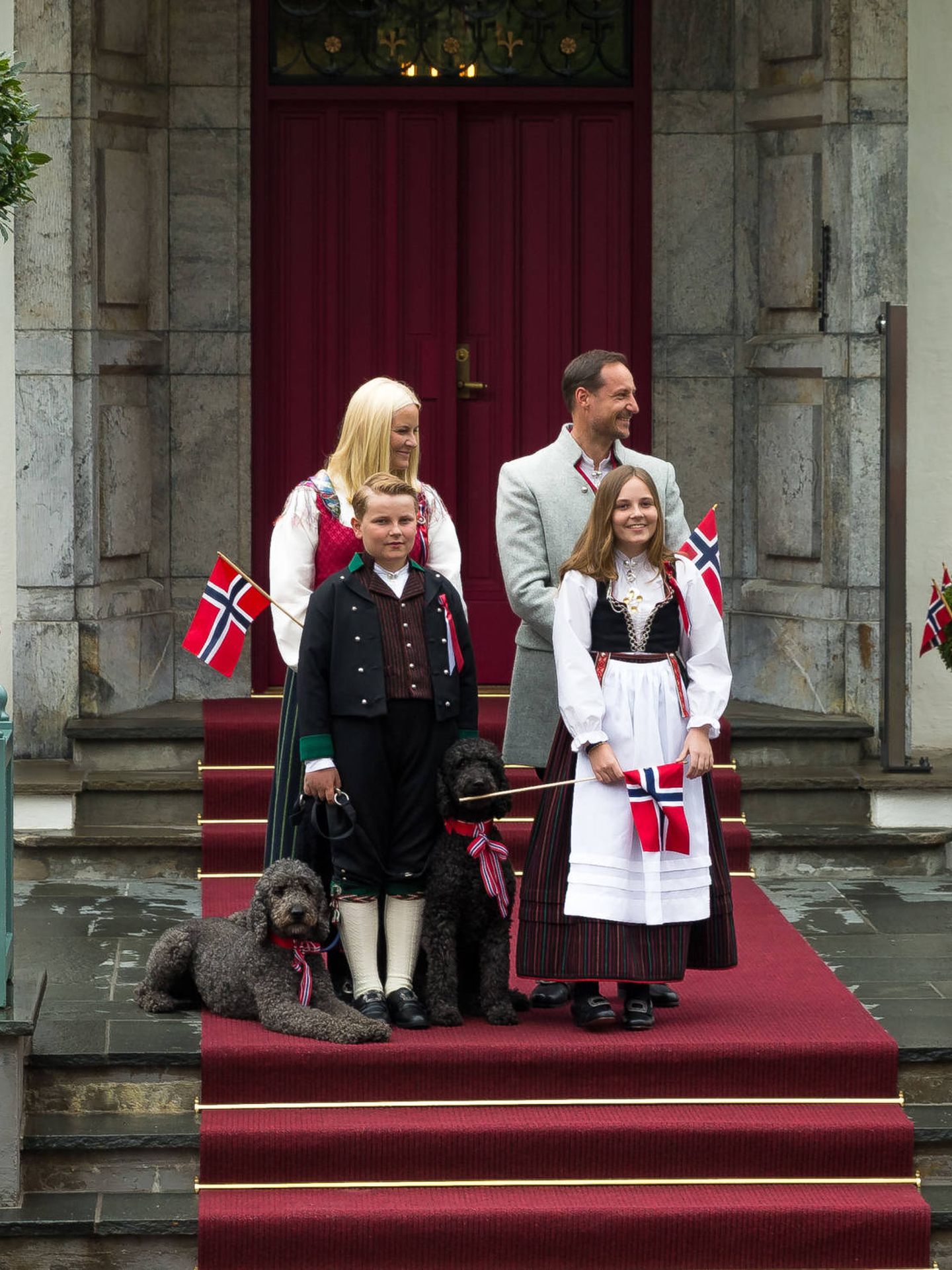 Haakon y Mette-Marit, junto a sus hijos  en la puerta de su casa. (Getty)