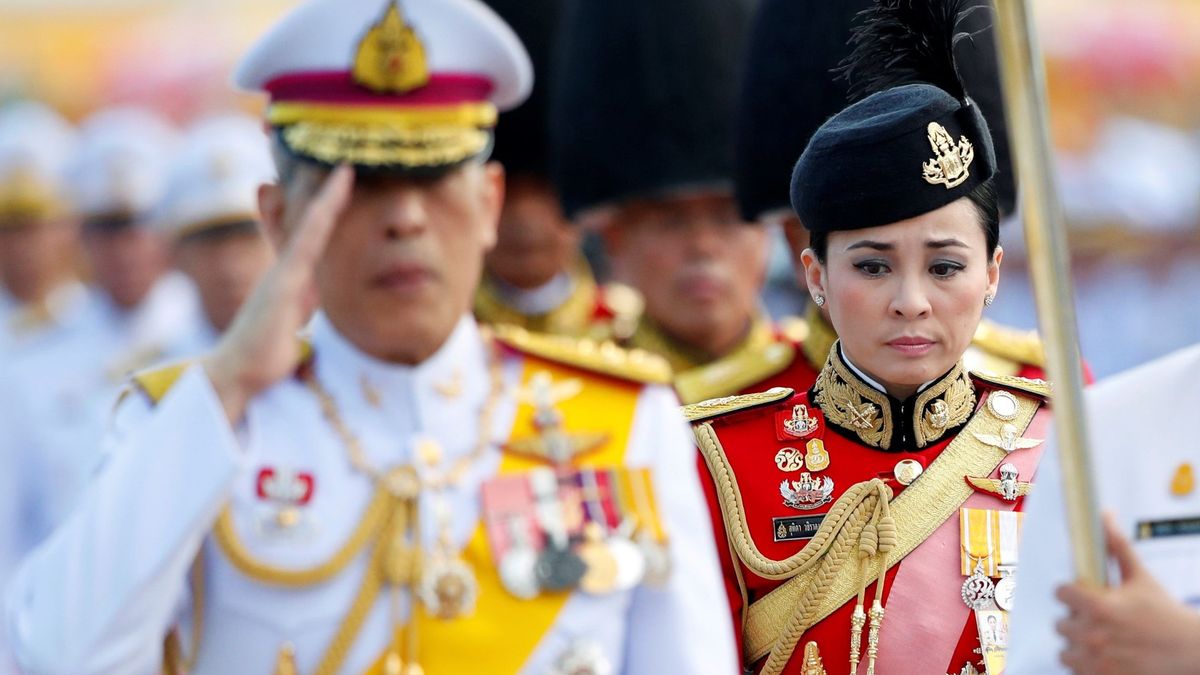 Tres días antes de su coronación, el rey de Tailandia presenta a su nueva esposa