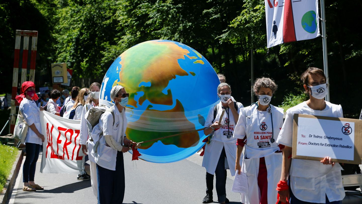 Manifestación de médicos a favor de la naturaleza y contra el cambio climático (REUTERS)