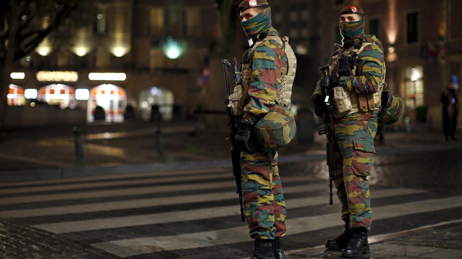 Foto: Dos soldados belgas patrullan el centro de Bruselas durante una operación policial, el 23 de noviembre (Reuters).