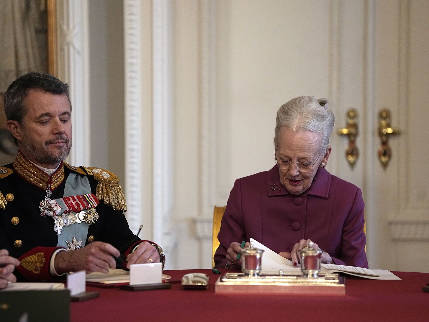 La reina Margarita, firmando su abdicación. (EFE)