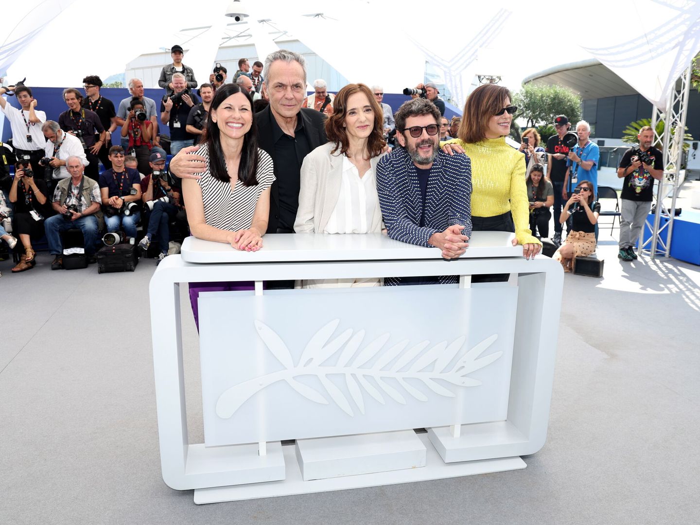 Helena Miquel, Jose Coronado, Ana Torrent, Manolo Solo y Maria Leon posan en Cannes por 'Cerrar los ojos'. (Efe/ Mohammed Badra)