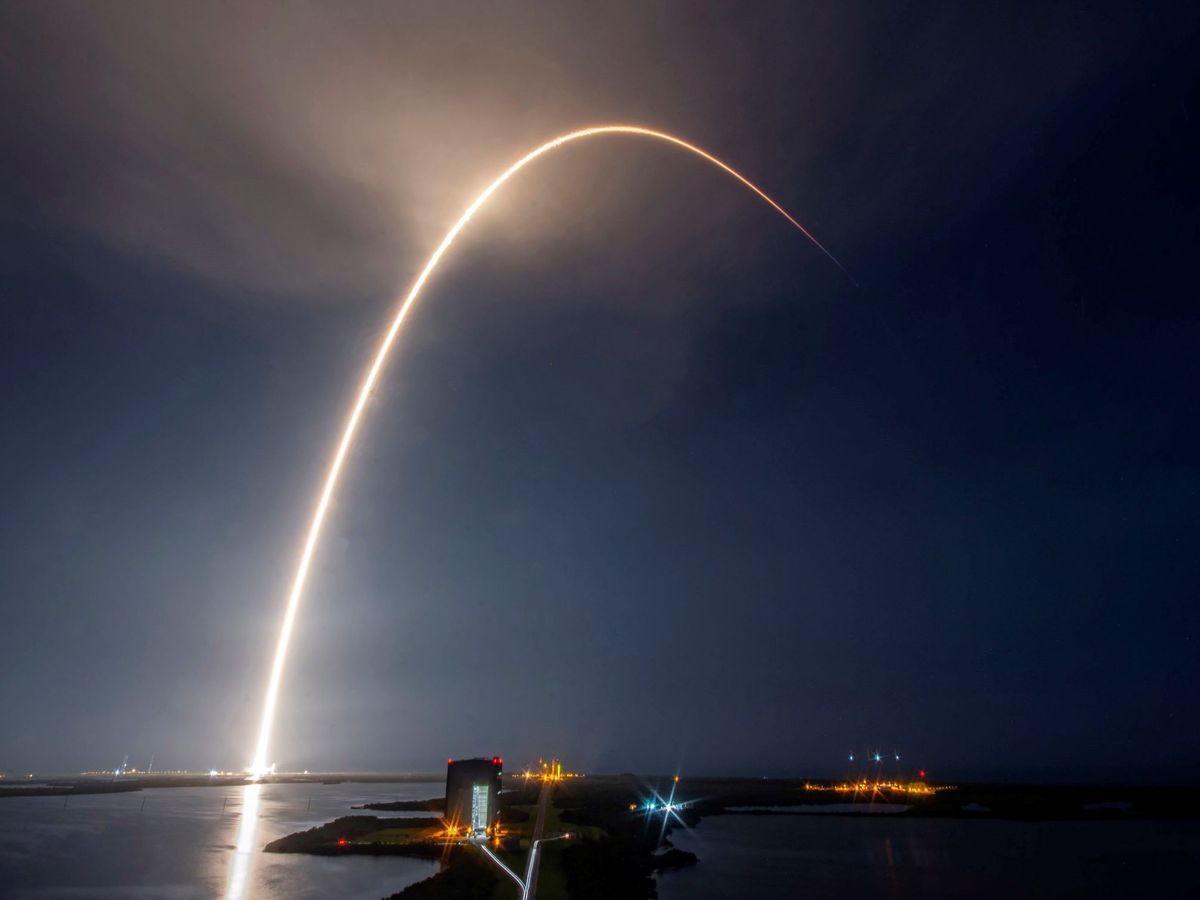 Foto: Lanzamiento de un cohete de SpaceX con satélites de Starlink. (EFE)