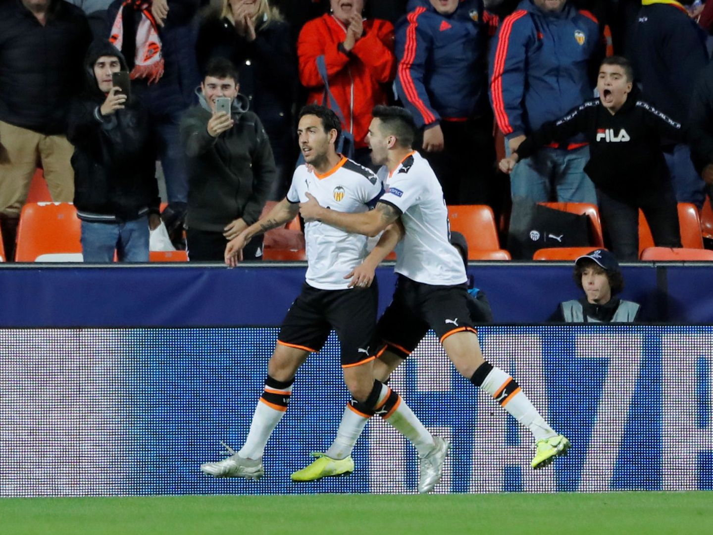 Dani Parejo (i), de penalti, marcó el primer gol del Valencia al Lille. (Reuters)