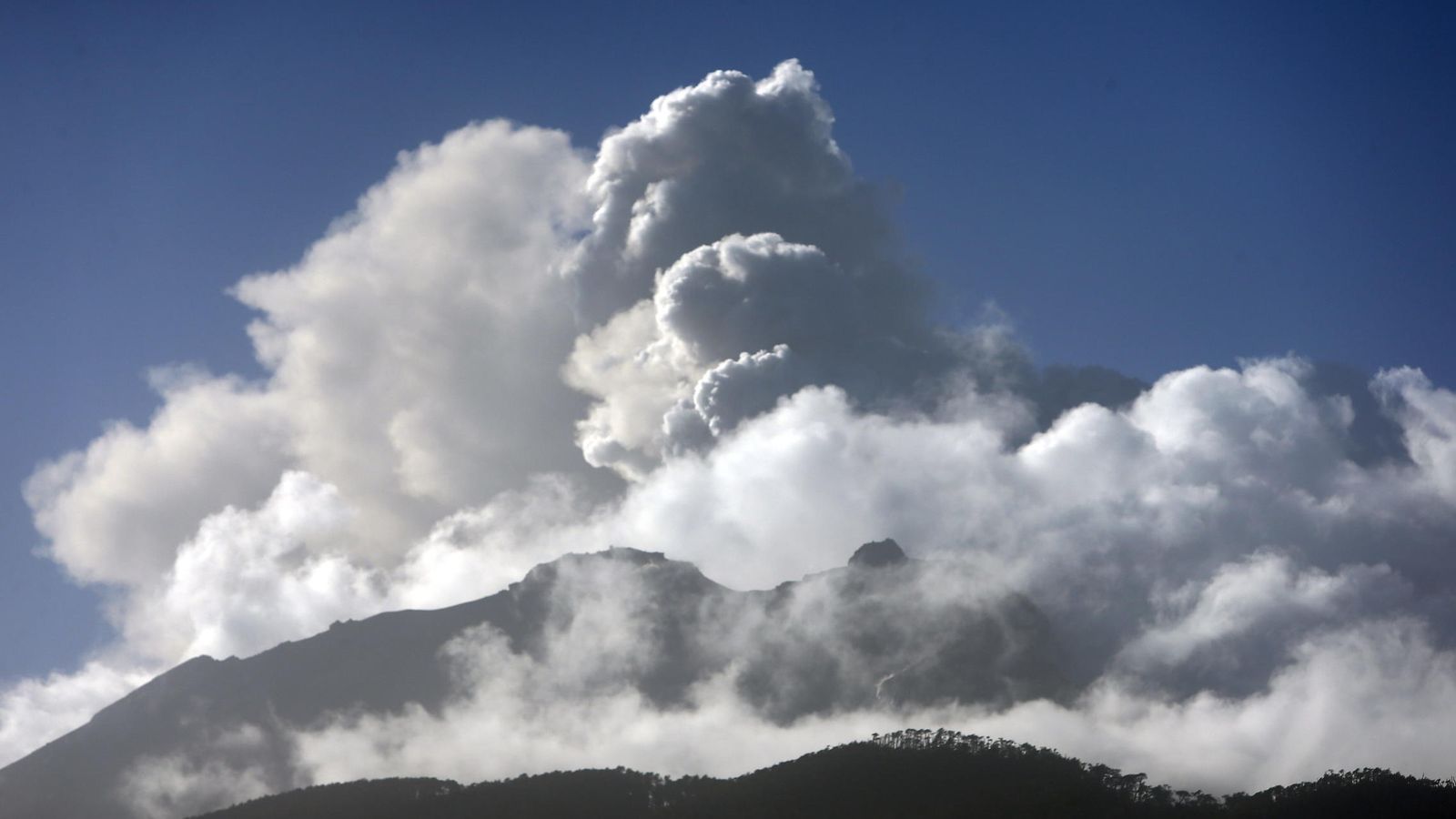 Foto: El volcán Calbuco desde la localidad de Colonia Río Sur, en la región de Los Lagos, en el sur de Chile (EFE)