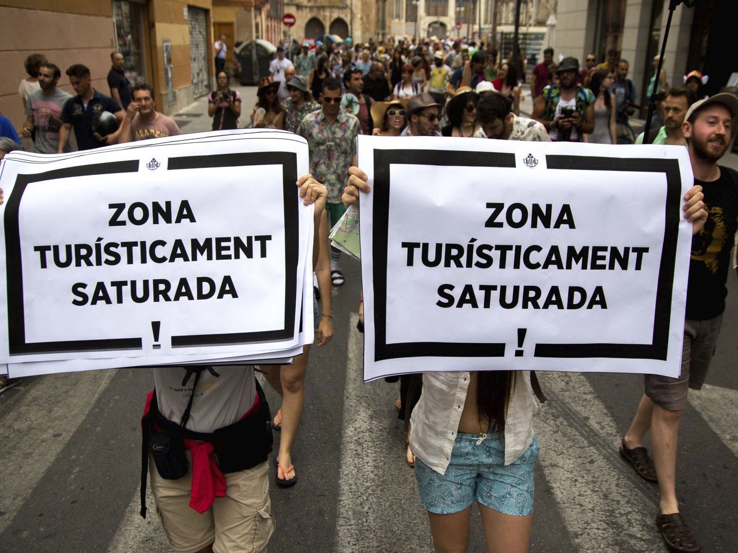Manifiestación contra los edificios y apartamentos para turistas en el centro de Valencia en 2017. (EFE)