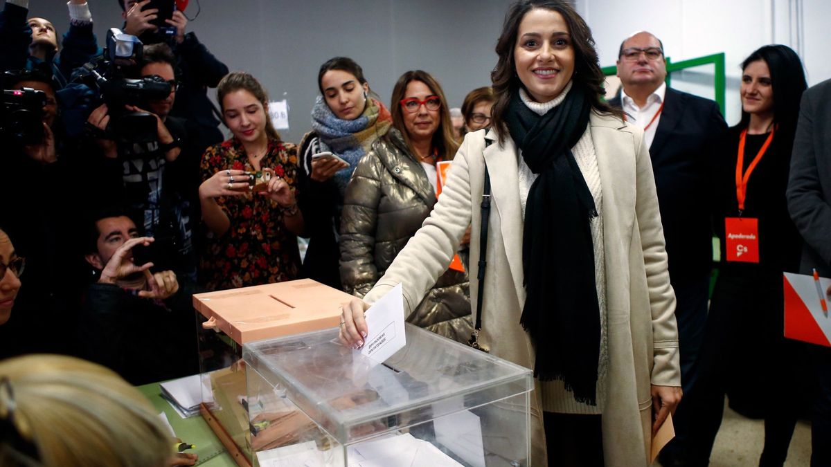 Inés Arrimadas, increpada al entrar en el colegio electoral: "¡Fuera de Cataluña!"