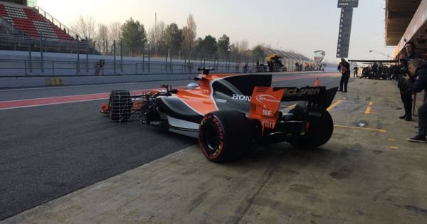 Foto: El McLaren-Honda de Fernando Alonso saliendo del box.