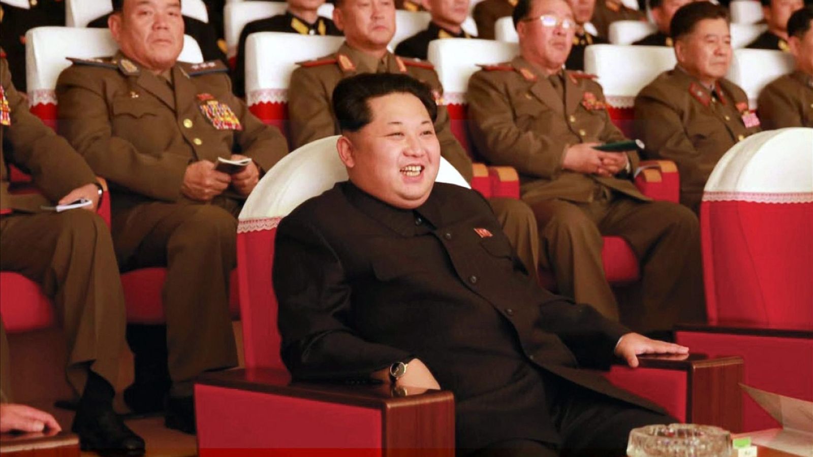 Foto: El líder norcoreano Kim Jong-un observa una presentación de soldados en un festival de arte en Pyongyang. (Efe)