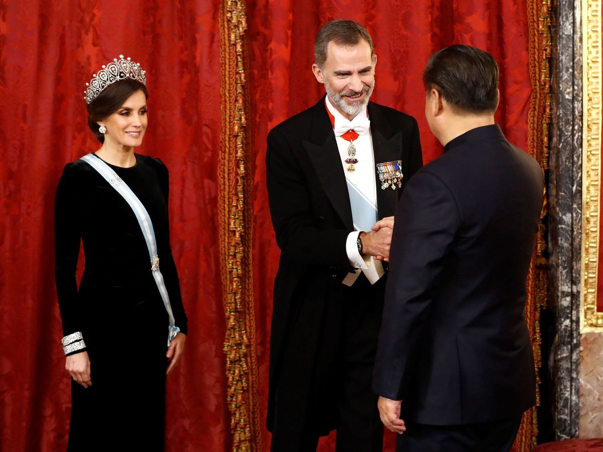 Foto: Los Reyes, recibiendo al presidente chino. (EFE)