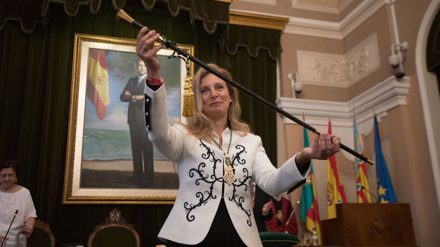 La alcaldesa de Castellón, Amparo Marco, muestra la vara de mando tras haber sido reelegida por mayoría absoluta. (EFE)