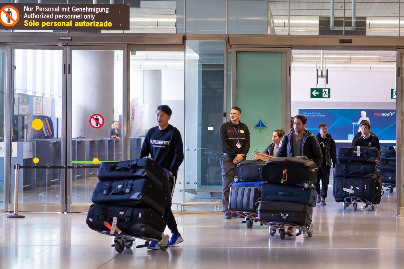 Los jugadores del Wuhan Zall a su llegada a Málaga. (EFE)