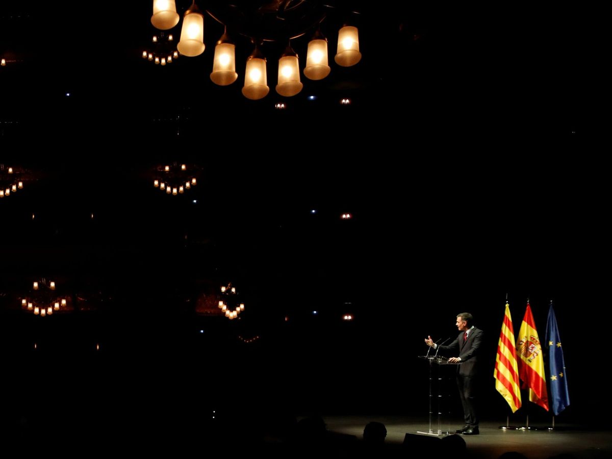 Foto: El presidente del Gobierno, Pedro Sánchez, en el Teatre del Liceu de Barcelona. (EFE)