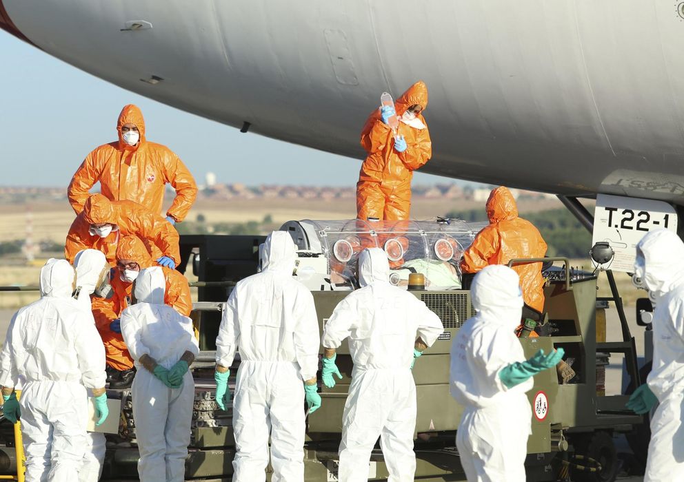 Foto: Personal sanitario repatria a uno de los infectados de ébola. (EFE).