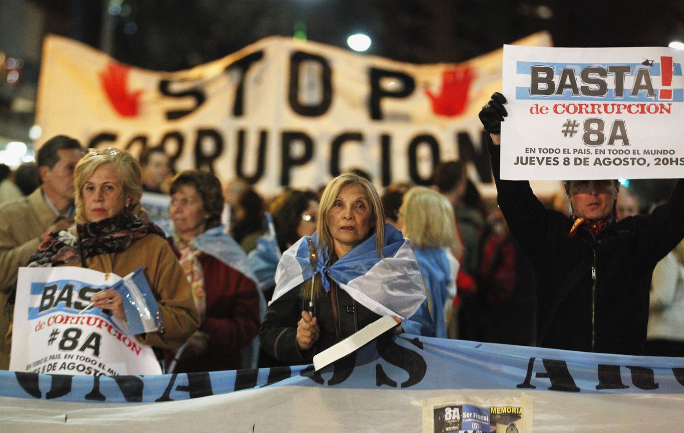 Foto: Manifestantes antigubernamentales protestan en Buenos Aires contra la corrupción, el 8 de agosto de 2013 (Reuters). 