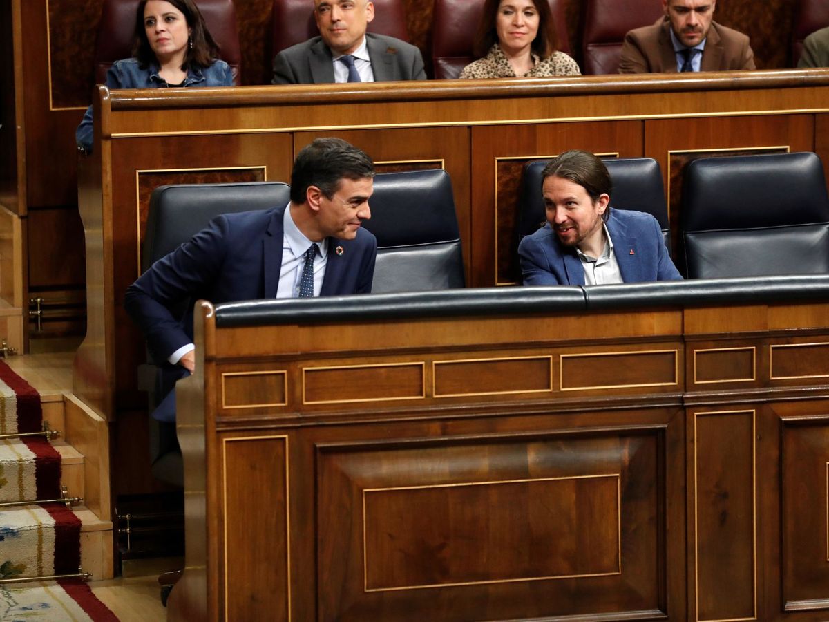 Foto: El presidente del Gobierno, Pedro Sánchez, conversa con el vicepresidente segundo del Gobierno, Pablo Iglesias. (EFE)