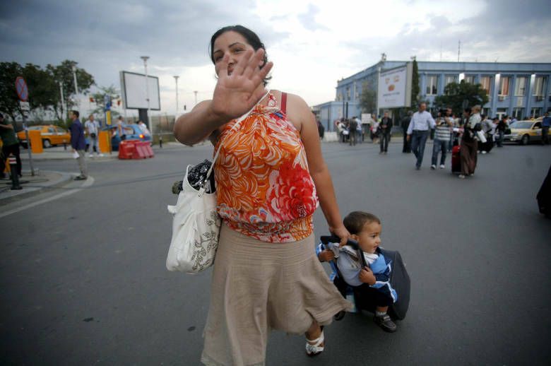 Un gitano rumano llega al aeropuerto de bucarest después de ser deportado de francia