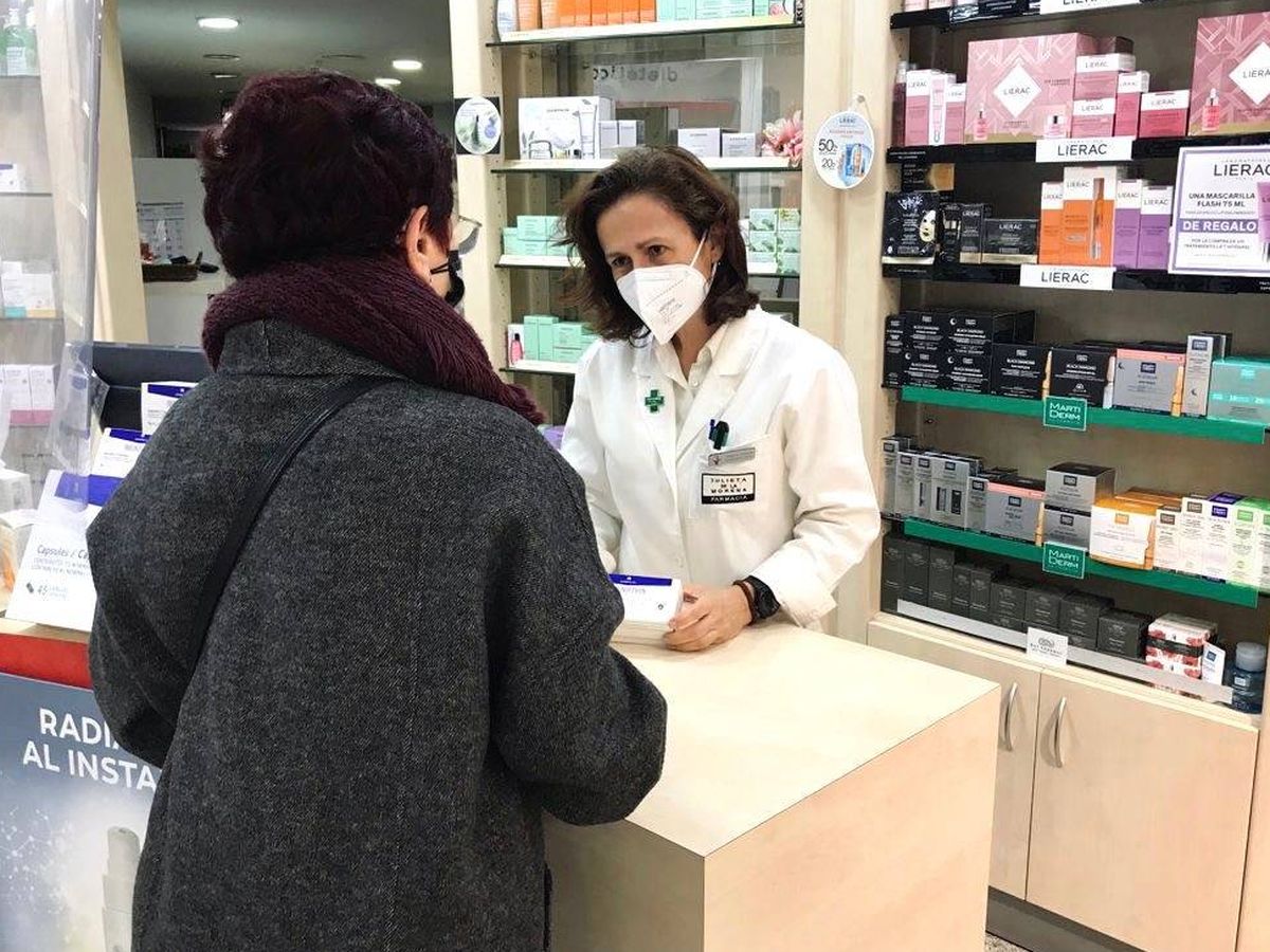 Foto: Julieta de la Morena, en su farmacia de Madrid. 