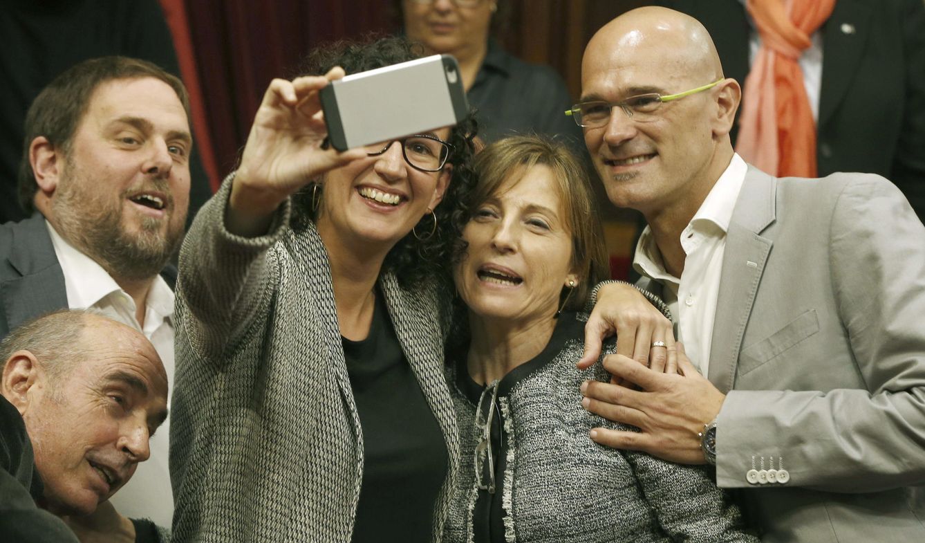 Los diputados de Junts pel Sí, Lluís LLach (i), Oriol Junqueras (2i), Marta Rovira (3i) y Raül Romeva (d) se fotografían con Forcadell (2d), tras ser elegida presidenta del Parlament. (EFE)