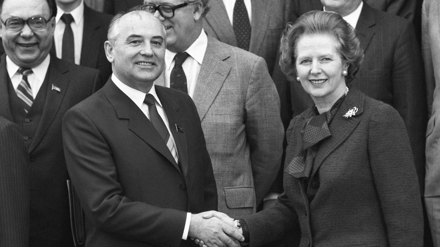 Gorbachov y Margaret Thatcher se saludan en 1984. (Getty)