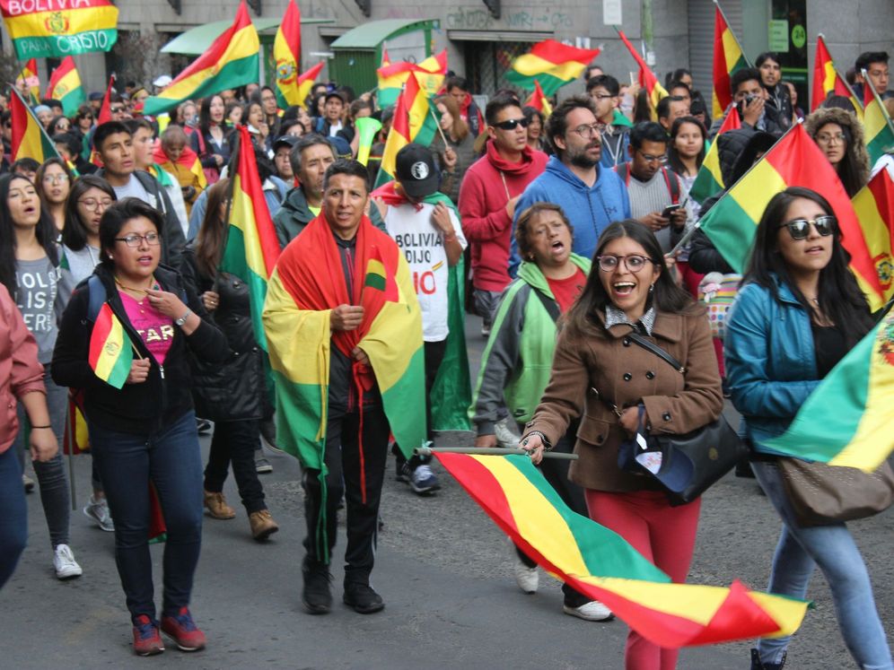 Foto: Foto de archivo: cientos de manifestantes marchan en rechazo al proceso electoral que devino en la reelección del presidente de Bolivia, Evo Morales, en La Paz (Bolivia). (EFE)