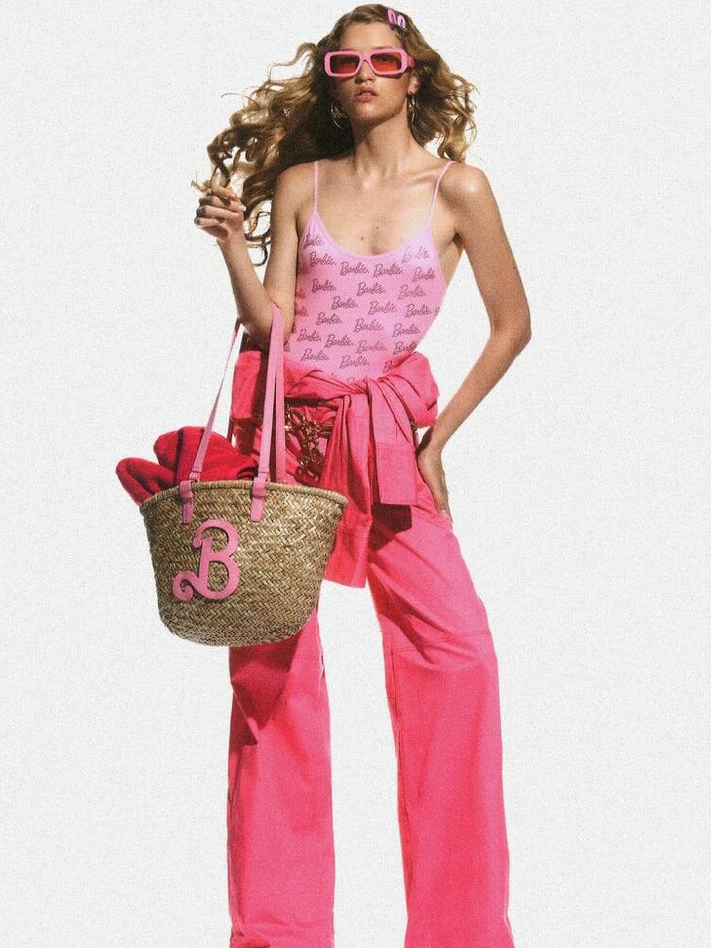 Bañador y otra serie de prendas creadas por Zara en la edición limitada con motivo de la película 'Barbie'. (Cortesía)