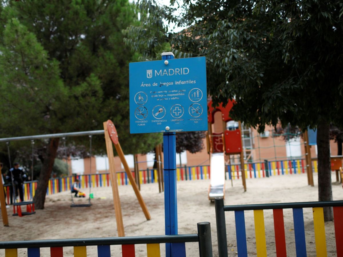 Foto: El Gobierno no incluye en su orden de restricciones cerrar los parques infantiles. (EFE)