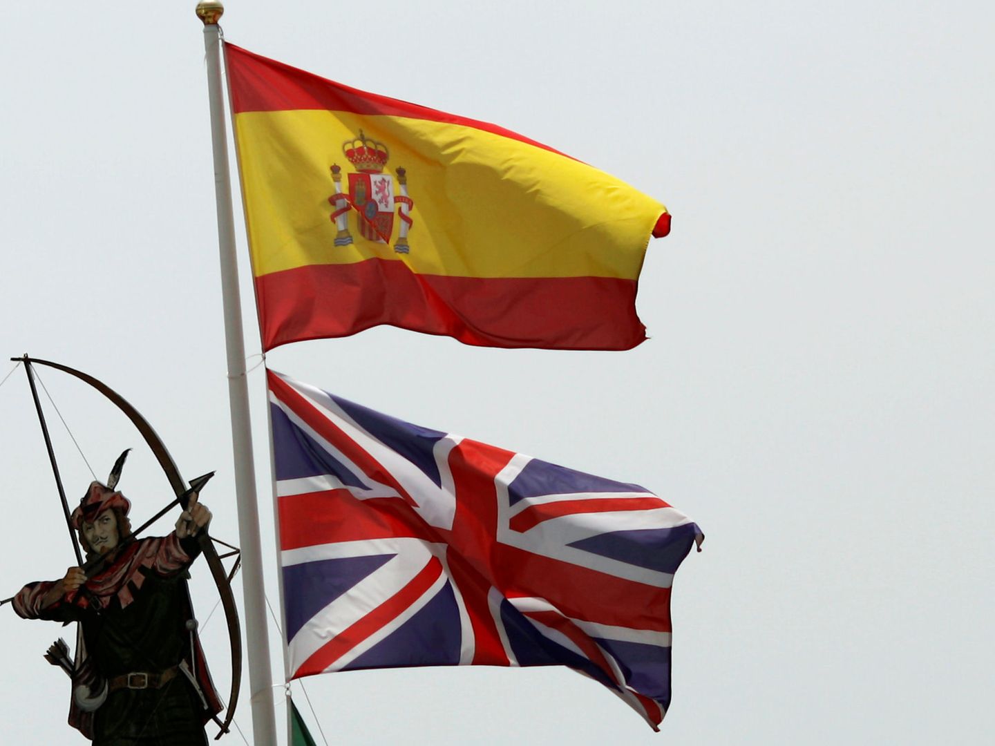 Banderas de España y del Reino Unido ondean en un ayuntamiento. (EFE)